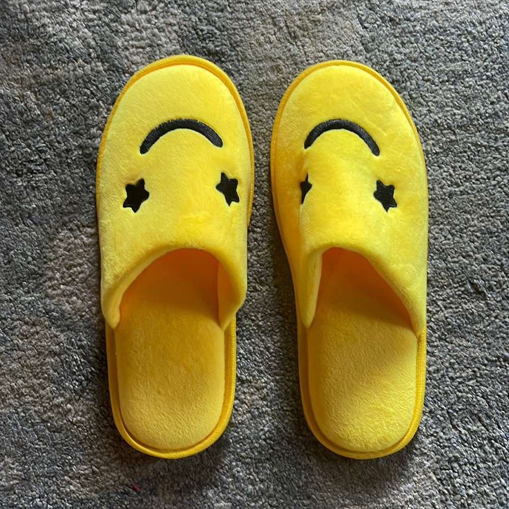 NWOT Starface Unisex Yellow Smiley Face Slippers